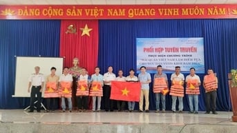 Tặng cờ Tổ quốc, áo phao cho ngư dân hoạt động thường xuyên ở Hoàng Sa, Trường Sa