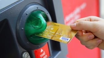 Sau 1-1-2025, thẻ chưa xác thực sinh trắc học có rút được tiền từ máy ATM?