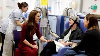 Công nương Kate Middleton xuất hiện tại bệnh viện chữa ung thư