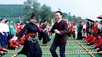 Bộ trưởng Đỗ Đức Duy dự Ngày hội Đại đoàn kết toàn dân tộc tại thôn 3, xã Minh Quán, huyện Trấn Yên, tỉnh Yên Bái