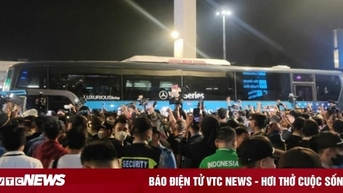 Cổ động viên đổ ra đường ăn mừng vô địch SEA Games, vây kín xe chở U22 Indonesia