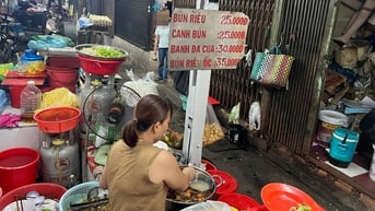 Quán ăn, tiệm tóc rục rịch tăng giá khi Tết đến gần
