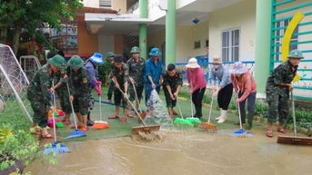 Bộ đội dọn lũ, để các trường học đón ngày 20/11
