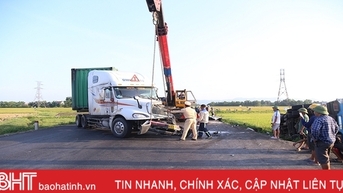 រថយន្តកុងតឺន័របុកគ្នាពេញទំហឹង ក្រឡាប់ផ្ងារជើងលើផ្លូវវាងក្រុង Ha Tinh