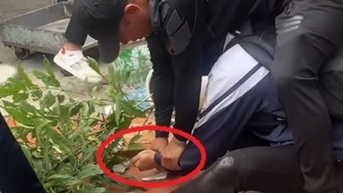 두 남자 학생이 싸우고 있을 때, 사람들은 즉시 그들에게서 칼을 빼앗았습니다.