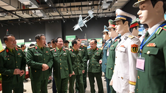 [Ảnh] Khai mạc Triển lãm "Quân đội anh hùng