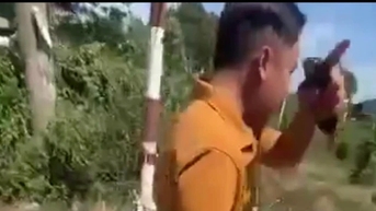 벽돌로 사람과 싸움을 벌인 교통경찰 해임안