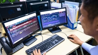 Mua ròng gần 78.000 tỉ, nhà đầu tư cá nhân 'đu đỉnh' năm 2024, đa số thua lỗ