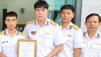 Vùng 5 hải quân trao 'Nhà đồng đội' cho quân nhân có hoàn cảnh khó khăn