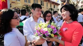 Tôn vinh thực sự hay áp lực hình thức?