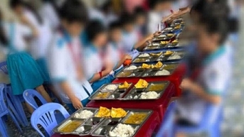 Phụ huynh tố cơm học sinh lèo tèo, ăn không được, con sụt cân