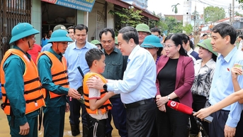 ប្រធានរដ្ឋសភាវៀតណាម លោក Tran Thanh Man អញ្ជើញទៅសួរសុខទុក្ខ និងលើកទឹកចិត្តប្រជាជននៅតំបន់រងគ្រោះដោយទឹកជំនន់ខេត្ត Thai Nguyen