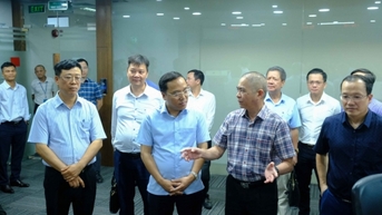 Thứ trưởng Nguyễn Hoàng Long thăm và động viên người lao động NSMO
