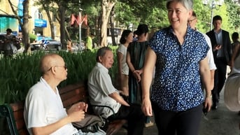 Ngoại trưởng Úc dậy sớm dạo bờ hồ Hoàn Kiếm, uống cà phê trứng