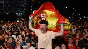 Người dân Tây Ban Nha đổ ra đường ăn mừng chức vô địch Euro 2024