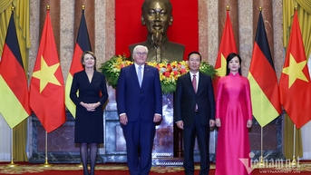 វៀតណាម​បាញ់​កាំភ្លើង​ដើម្បី​ស្វាគមន៍​ប្រធានាធិបតី​អាល្លឺម៉ង់ និង​ភរិយា។