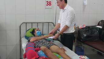 Ngủ trưa thức dậy, vừa bước xuống võng, người đàn ông bị rắn hổ mang cắn