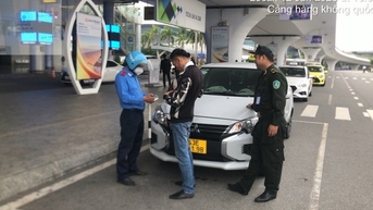 다낭 공항 '불법 차량 승객 속여 빼앗는 행위' 단속 캠페인 시작