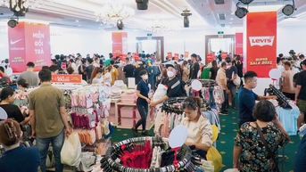 Hàng hiệu giảm sốc mùa mua sắm, nghỉ lễ 'cơ hội vàng' săn sale