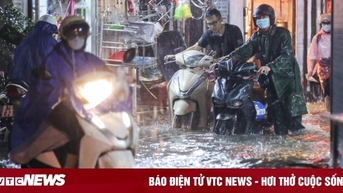 Hà Nội mưa trắng trời giờ cao điểm, đường sá thành sông, xe chết máy hàng loạt