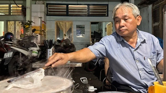 Bánh cuốn đêm 40 năm ở TP.HCM của 2 vợ chồng: Nghỉ 1 ngày làm điều bất ngờ
