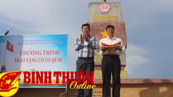 Trao tặng cờ Tổ quốc cho huyện Phú Quý