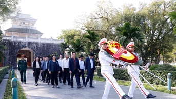 Bộ trưởng Đặng Quốc Khánh dâng hương Đền thờ liệt sĩ tại Chiến trường Điện Biên Phủ