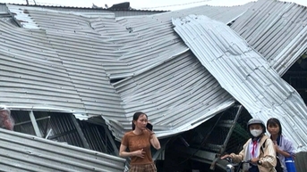 Hàng trăm cán bộ chiến sĩ khắc phục 64 căn nhà hư hại vì lốc xoáy
