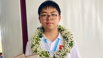 영어학을 전공한 소년이 국제 화학 대회에서 금메달을 땄습니다.