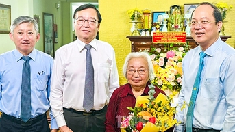 Phó bí thư thường trực Thành ủy TP.HCM thăm các nhà giáo tiêu biểu
