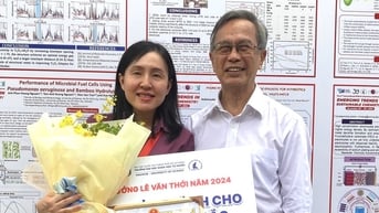 Trao giải thưởng do giáo sư Lê Ngọc Thạch tài trợ