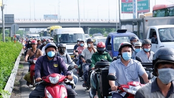 Nhà ga, bến xe đông đúc, sân bay Tân Sơn Nhất thông thoáng bất ngờ