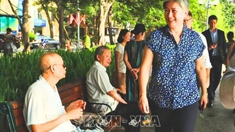 Bộ trưởng Bộ Ngoại giao Australia Penny Wong ngắm cảnh Hồ Hoàn Kiếm, thưởng thức cà phê trứng