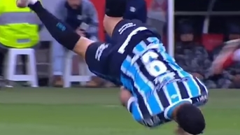 Suarez lại gây tranh cãi vì ăn vạ