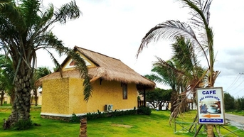 Đang tháo dỡ công trình nhà hàng, khách sạn xây trái phép sát đường ven biển Phan Thiết