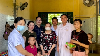 Mang niềm vui đến bệnh nhi nhân ngày Tết thiếu nhi