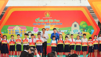 Trao 50 suất học bổng "Tiếp sức cho em đến trường" và hàng nghìn phần quà