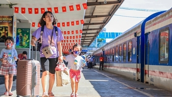 Khách nườm nượp đổ về ga Hà Nội, nhiều chuyến tàu "cháy" vé