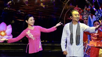 Hữu Quốc và Quế Trân hát bài ca cổ Ngàn năm sen vẫn nở trong đêm nhạc Vang mãi bài ca kết đoàn