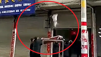 4층에서 떨어지는 아기를 잡기 위해 손을 맞잡은 행인들의 모습이 담긴 영상이 소셜 미디어에 급속도로 퍼졌습니다.