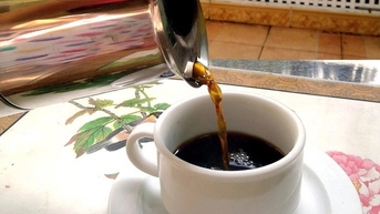 Lạm dụng cà phê, nước ngọt để 'đánh thức' cơ thể, ảnh hưởng sức khỏe ra sao?