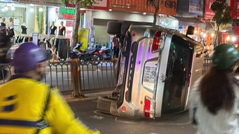Ô tô 7 chỗ lật ngửa trên đường Quang Trung, quận Gò Vấp