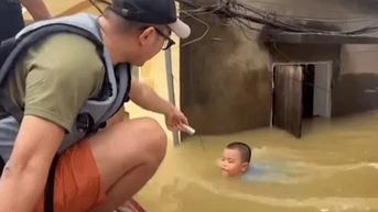 Bé trai Bắc Giang bơi qua dòng nước lũ, chỉ xin lọ dầu gió cho bà