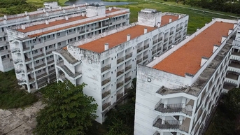 Hai ký túc xá hoang phế vì không có sinh viên