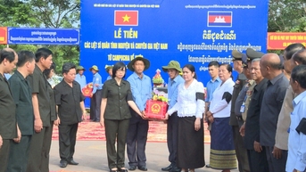Trang nghiêm lễ tiễn, bàn giao hài cốt các liệt sĩ Việt Nam hy sinh tại Campuchia | Báo Gia Lai điện tử