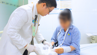 Với tay lấy đồ nấu ăn, người phụ nữ bị chiếc kéo rơi đứt cổ tay