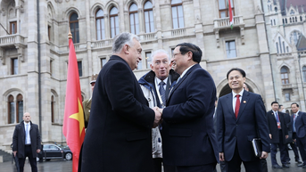 នាយករដ្ឋមន្ត្រីហុងគ្រី លោក Viktor Orban បានរៀបចំពិធីស្វាគមន៍នាយករដ្ឋមន្ត្រី Pham Minh Chinh។