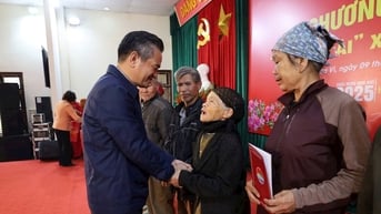 Mang yêu thương đến với người nghèo