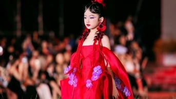 Mẫu nhí Suri Tuệ Nhi lộng lẫy trên sàn diễn thời trang cùng Á hậu Bùi Khánh Linh