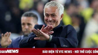 Nhận thẻ đỏ, Mourinho mỉa mai trọng tài 'giỏi nhất thế giới'